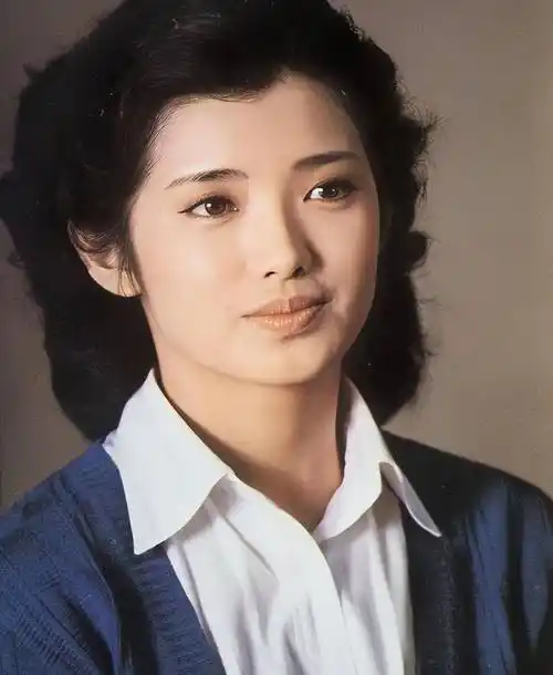 "樱花女神"山口百惠:64岁优雅装扮,不畏时间的自信魅力!