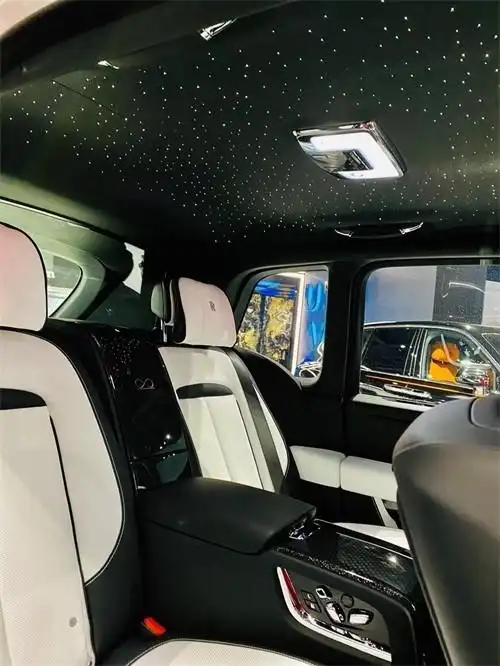 进口劳斯莱斯库里南白色令人瞩目的焦点