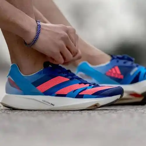 而在22 年上马结束后,nike更是向所有破三跑者免费赠送了一双顶缓