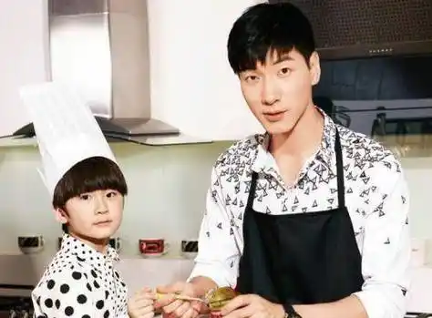 有人说张亮做模特期间也不太出彩,甚至没有人认识,他就是靠着综艺节目