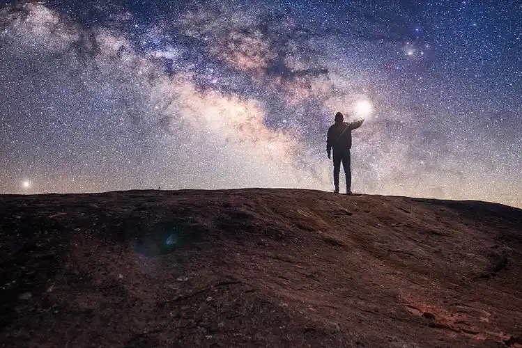 星空下的人图片