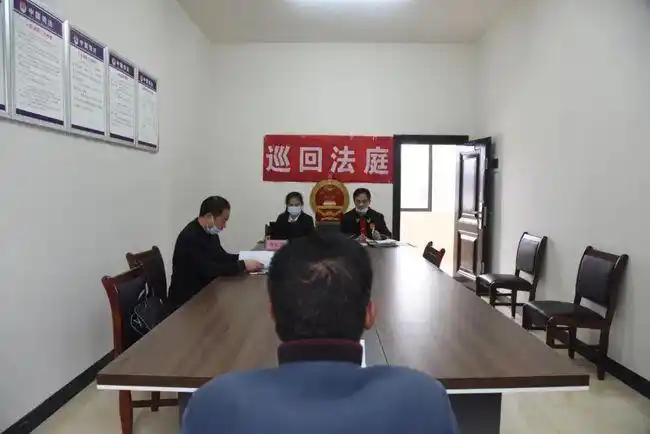 岳阳县法院刑事审判巡回法庭进乡村