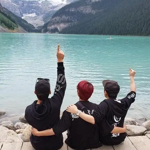 戏精三人组加拿大旅游 解锁各种合影逗比pose