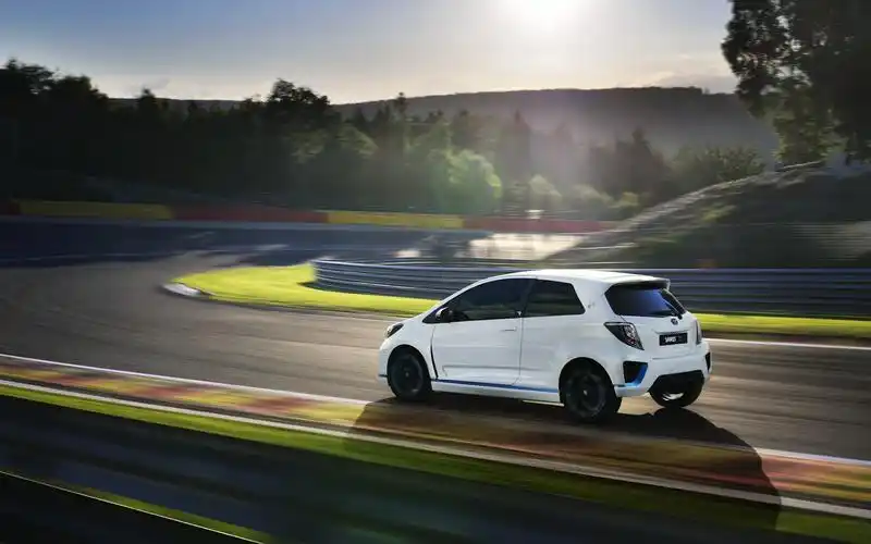 丰田雅力士混合动力版主题壁纸