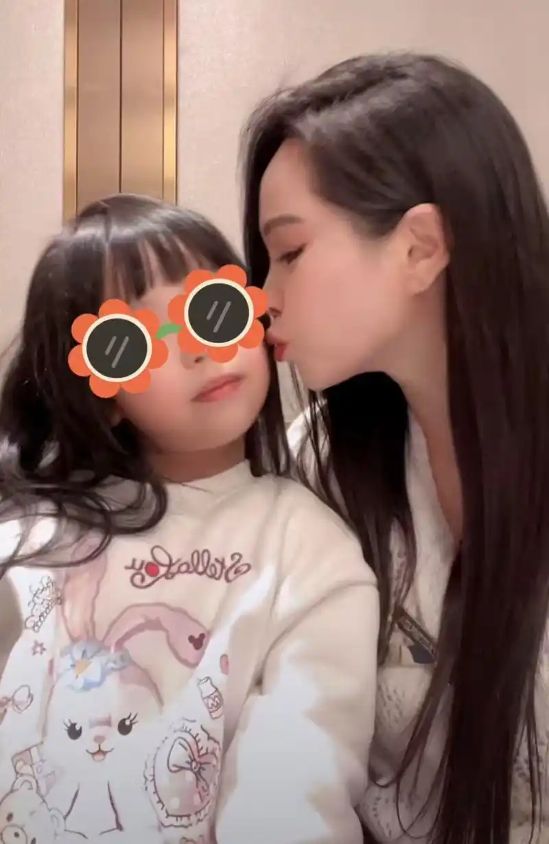 怀三胎?伊能静泰国游玩照片小腹隆起疑似三胎,女儿米粒颜值逆袭