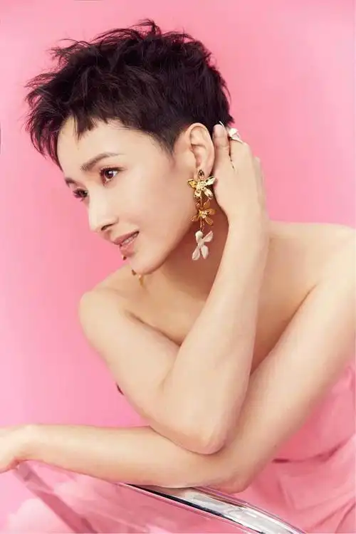 黄曼520大片释出 利落短发甜酷飒爽|演员|电视剧_网易订阅