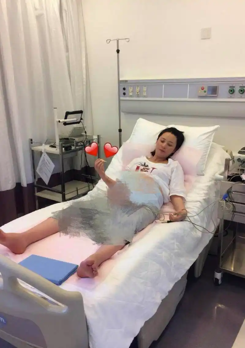 蒋勤勤二胎产子母子均安,陈建斌全程陪同深情献吻