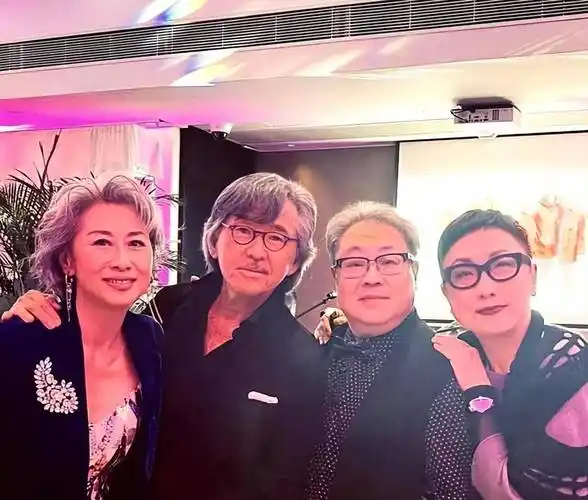 林子祥与两任妻子同场,与前妻搭肩合照很友好,叶蒨文