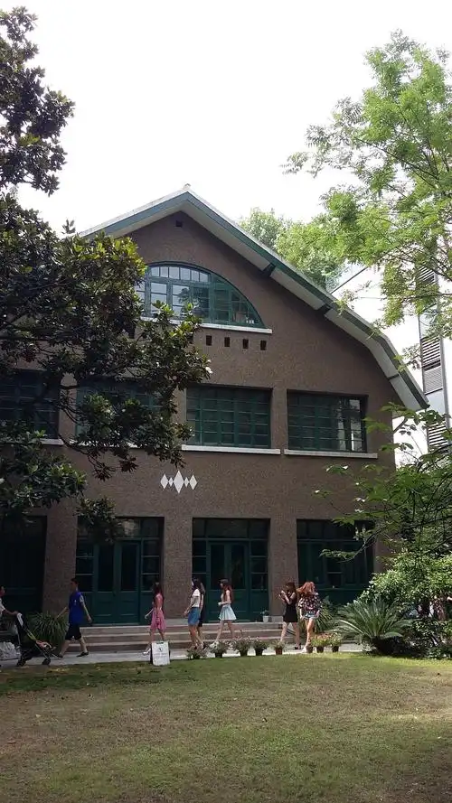 1,上海巴金故居是一座优秀历史建筑,位于上海武康路113号,是巴金先生