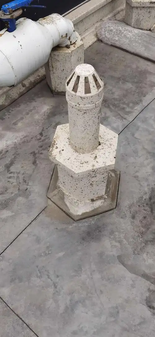 问题2:出屋面排气管高度不足.