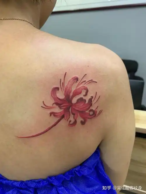 吴江酷客纹身 的想法: 彼岸花纹身#吴江纹身# 女生肩胛骨纹身#吴
