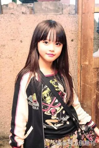 这个11岁「扎双马尾戴眼镜」的小女孩萌力破表,当她摘下眼镜后,竟让人