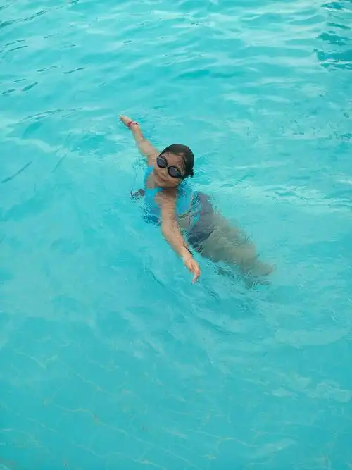 刘珍丽泰同学11岁,爱好跳舞,走秀,游泳,表演!