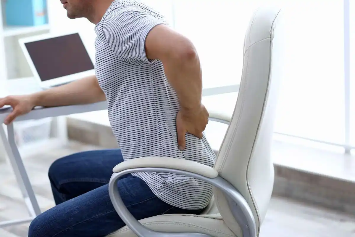 原创这6种坐姿看似很舒服实则非常伤腰看完赶紧改