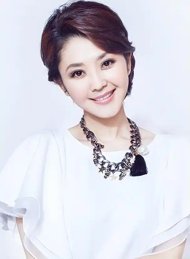 主持人方琼:15岁父亲离世,成为她一生的遗憾,嫁给大丈夫获幸福