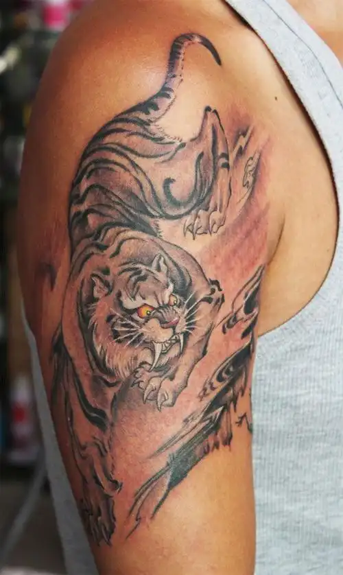 胳膊上的下山虎纹身