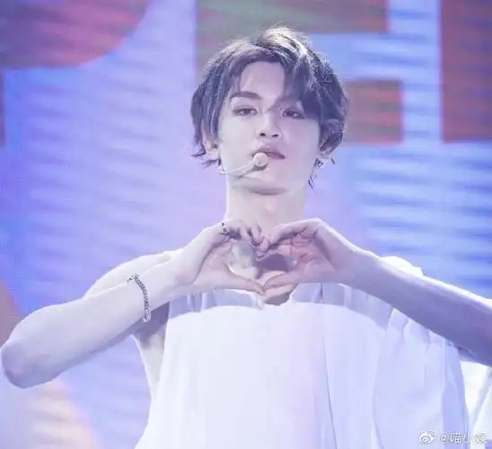 又是一个美好的清晨伊始,黄明昊花式比心无限发射biubiubiu～nana们快