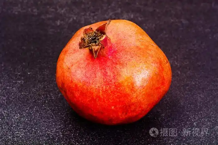 在一个黑暗的背景上的石榴