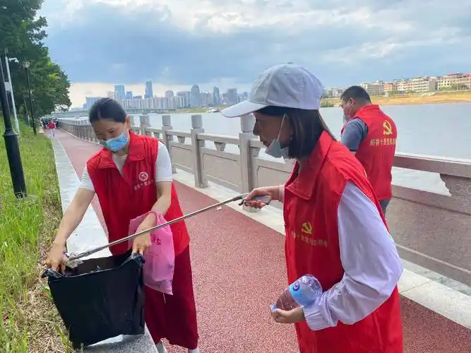 稻香十里组织党员员工志愿者开展桥东环岛清洁活动