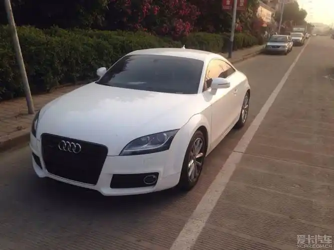 时尚白色奥迪tt四驱最高配