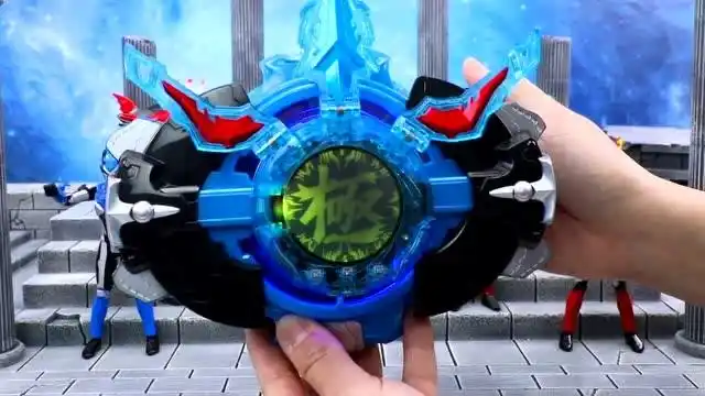 罗布极限水晶放到罗布回旋闪光中,拉动三次召唤罗布奥特曼