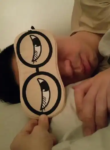 小s恶搞熟睡老公真想踹他一脚图