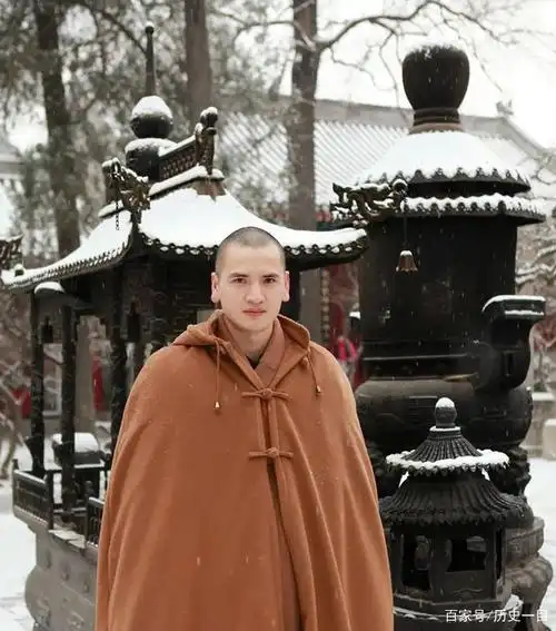 最帅法师释明心多次遭富婆开法拉利追求被骚扰只能报警