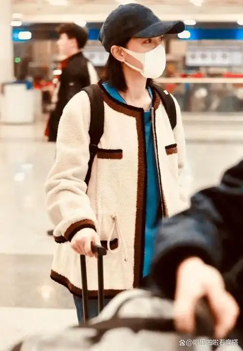 周迅的私服穿搭简单又高级,羊羔毛外套配半身裙,你照着穿也时髦