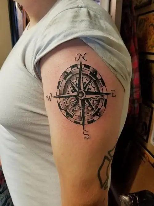 女生手臂上黑灰素描创意文艺复古指南针纹身图片 - 找图案网