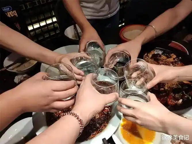 毕业20年的初中同学聚会,喝酒吃火锅,吃完饭结账:不可思议_王鹏_小