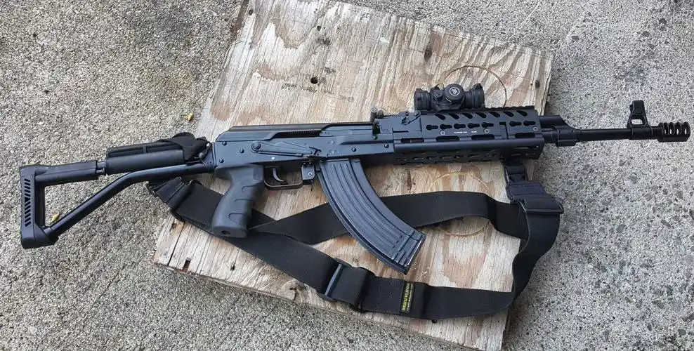 俄军最新列装的先进轻武器ak12突击步枪英雄有用武之地