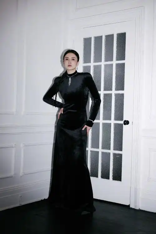 今天,出席第25届上海国际电影节的身穿balenciaga