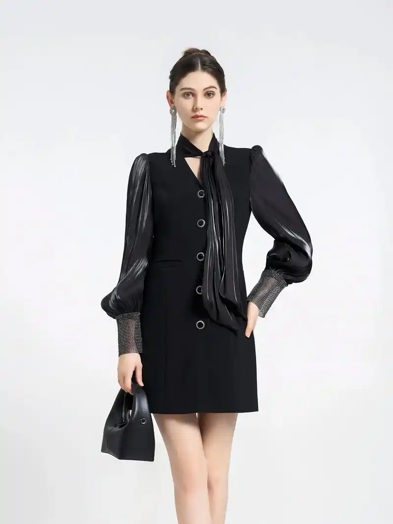 璀璨流光.经典小黑裙打造赫本复古造型,醋纤混纺面料自带流动, - 抖音