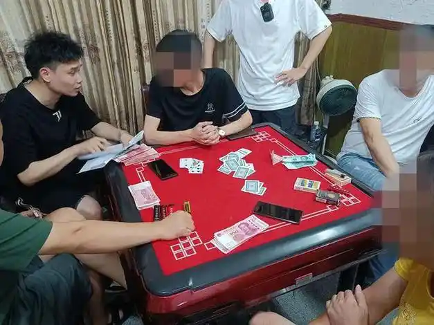 夏季行动赌桌上斗牛正酣民警爬云梯突袭一锅端