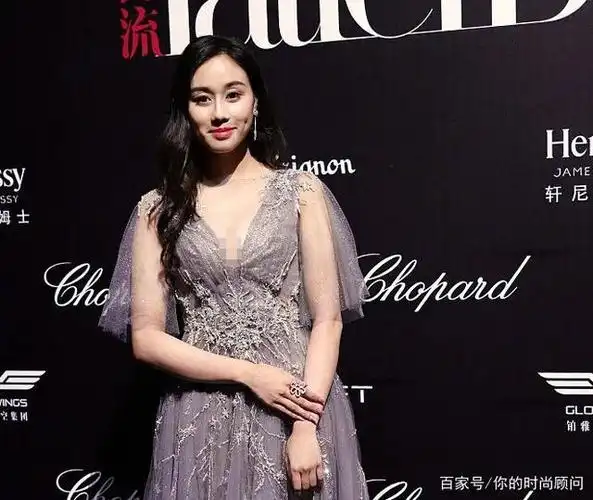 赌王小女儿何超欣胖了还挺好看,穿深v连衣礼服,尽显好气质