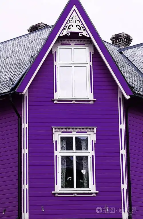 紫色木头房子前面二个窗口