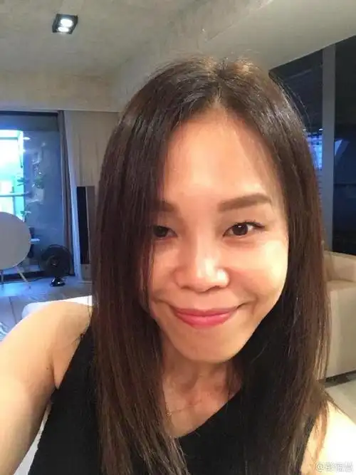 铁肺歌后彭佳慧晒素颜自拍45岁皮肤嫩如少女