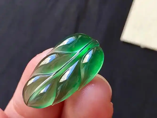 灵气动人高冰阳绿翡翠叶子