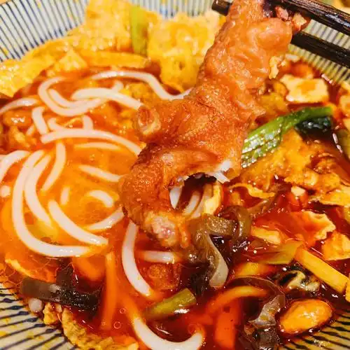 鸡爪配螺蛳粉
