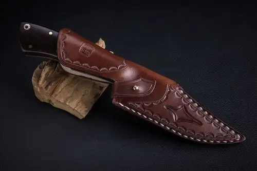刀鞘特点:精选进口小牛皮,纯手工雕花缝制.