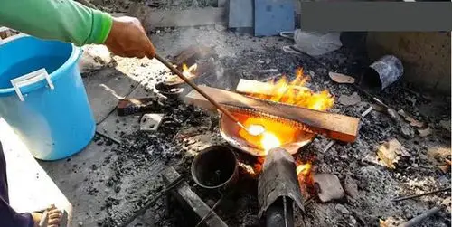 男子直接从矿石中提炼黄金!大发横财