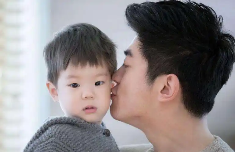 杜江女儿身份坐实?霍思燕携神秘女孩赴宴,场面尽显温馨