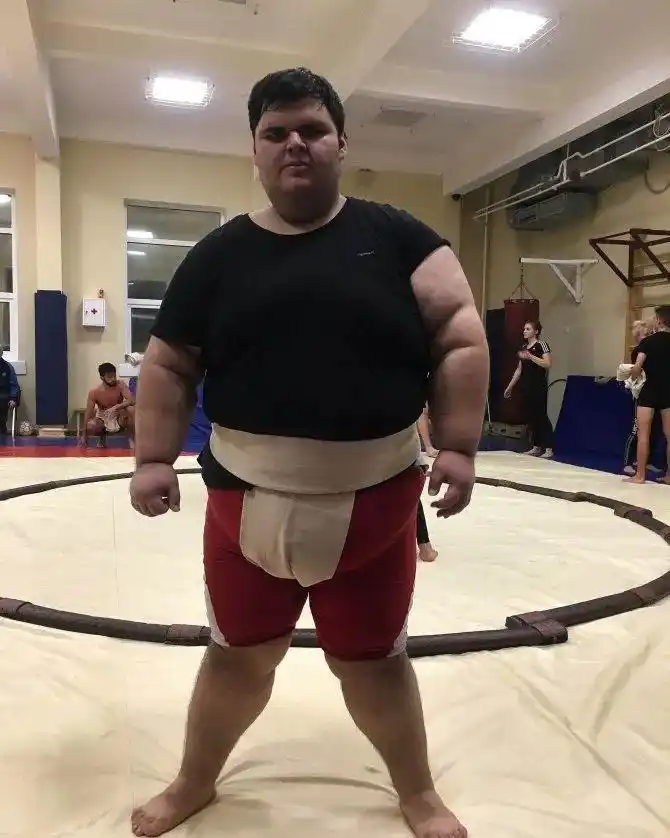 世界最壮小孩去世年仅21岁令人惋惜