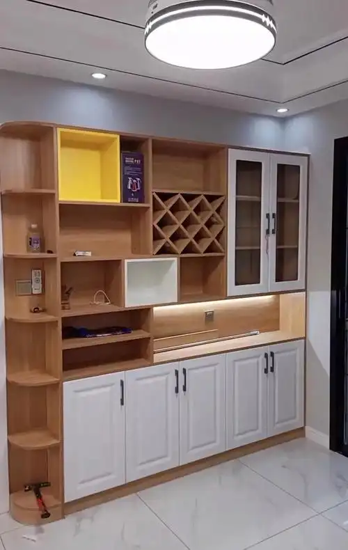 1,根据风格选择欧式酒柜的造型有许多,颜色也不同.