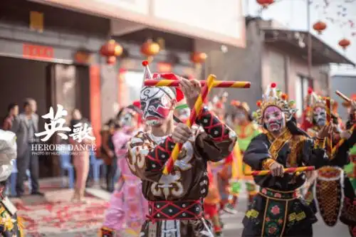 为纪念湄洲妈祖分灵内輋妈祖坛一周年,内輋妈祖坛乩童林明妈陀郑晓洁