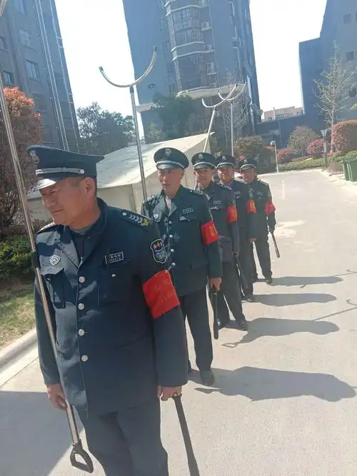 富园雅郡保安白天工作照