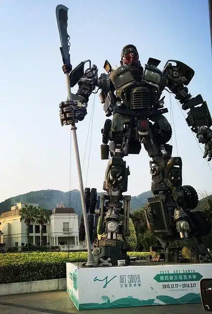 广场上巨大的机器人,认真看,是关二爷的脸