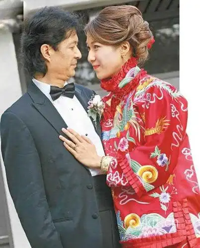 钟嘉欣默认有喜 与老公相识四天定终生