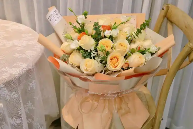 香槟色玫瑰花束十八支香槟玫瑰年年十八