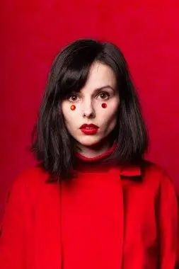 眼睛下面有红点的女人